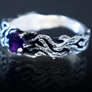 Anillo de amatista Cad Goddeu, banda celta de plata esterlina, anillo de rama inspirado en la naturaleza, joyería mítica druídica, artefacto de la Batalla de los Árboles