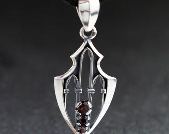 Gothic Kathedrale Anhänger, Sterling Silber und Granaten Bogen Halskette, Dark Academia Geschenk, mittelalterliche Architektur Zierliches Goth Accessoire