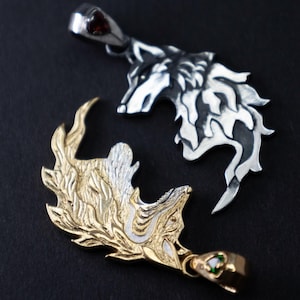 Colgantes de lobo y zorro chapados en oro en plata de ley, con granate y circonita.