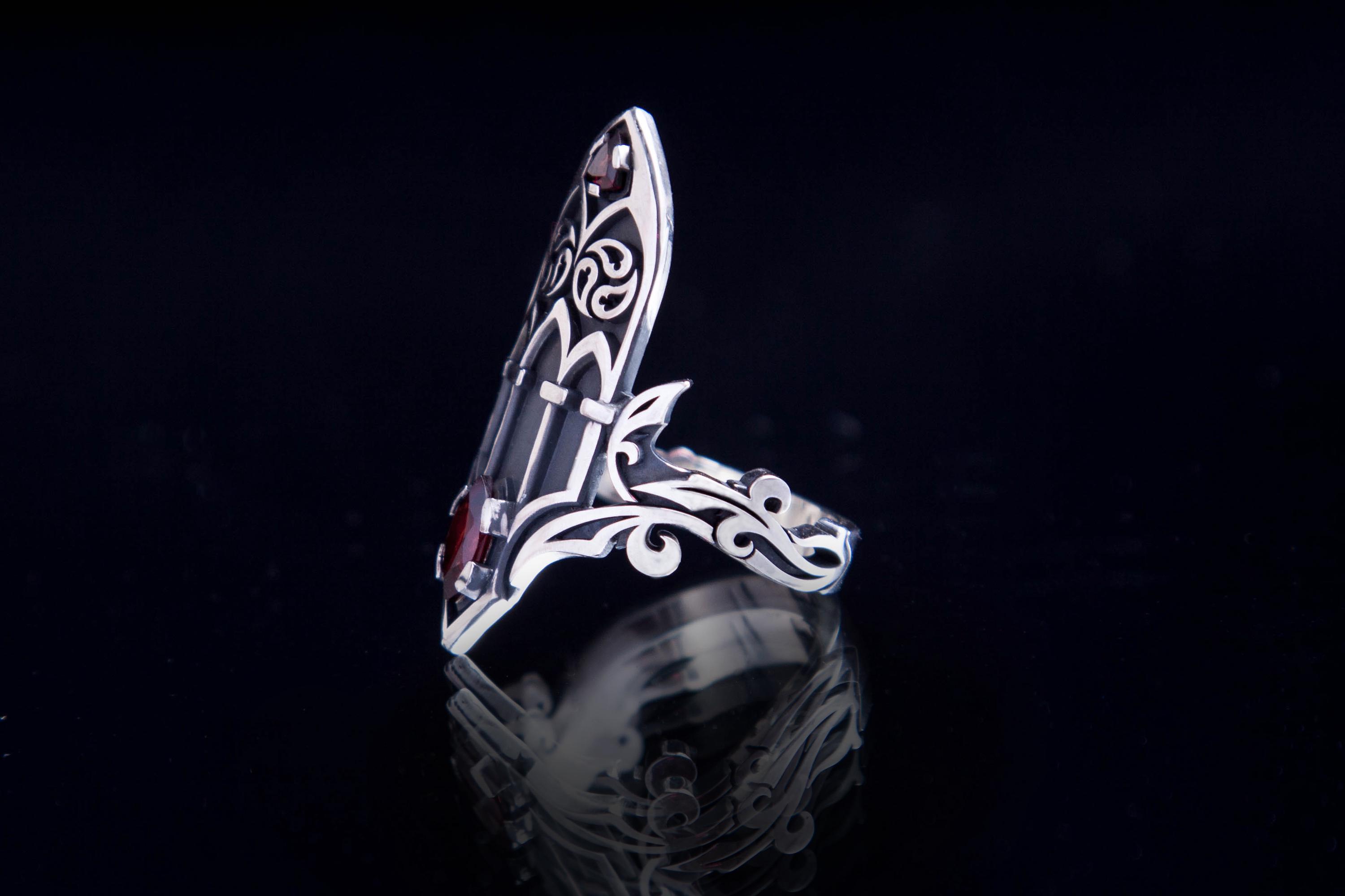 Gothic Ring Met Schedels