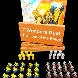 Peut inclure: Une boîte d'extension 7 Wonders Duel: Le Seigneur des Anneaux avec une boîte en carton marron, une boîte de rangement en plastique transparent avec des compartiments et des figurines de jeu miniatures en jaune et argent.