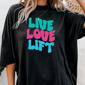 Maglietta da allenamento Live Love Lift, maglietta da palestra, maglietta da sollevamento pesi, maglietta da allenamento, regalo per gli amanti della palestra, maglietta da allenamento per uomini, maglietta da squat con scritta Gym Rat, regalo per la mamma