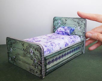 Plantilla imprimible para cama de casa de muñecas en miniatura: muebles de papel DIY