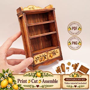 Può includere: Uno scaffale in legno in miniatura con tre ripiani aperti e due cassetti inferiori decorati con illustrazioni di limoni. Il set include file PDF e PNG stampabili per l'assemblaggio, con testo che include Print Cut Assemble e Printable DIY Set.