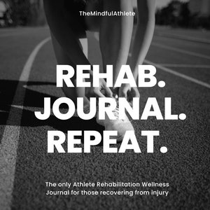 Puede incluir: Foto en blanco y negro de un atleta atándose los cordones en una pista de atletismo. El texto "REHAB. JOURNAL. REPEAT." está escrito en letras blancas en negrita en la pista. El texto "The only Athlete Rehabilitation Wellness Journal for those recovering from injury" está escrito en letras blancas más pequeñas debajo del texto en negrita.