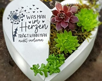 Corazón de hormigón plantado con inscripción, decoración de tumba, luto, arreglo de tumba, corazón de tumba