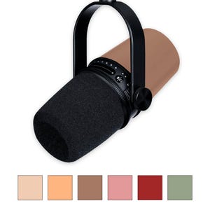 Puede incluir: Un micrófono de calidad profesional con un filtro de viento de espuma negra y un cuerpo de color marrón claro. El micrófono tiene un asa negra y ajustes regulables. También se muestra una paleta de colores con opciones.