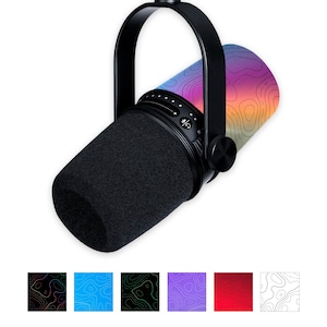 Peut inclure: Un microphone noir avec une poignée noire et une bonnette anti-vent en mousse noire. Le corps cylindrique du microphone est orné d'un motif de carte topographique colorée dans les tons violets, oranges et jaunes. Le microphone possède un cadran et des boutons.