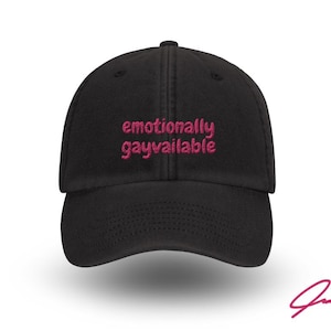 Könnte beinhalten: Schwarze Baseballkappe mit dem gestickten Text "emotionally gayvailable" in Pink. Die Kappe hat einen gebogenen Schirm und ein klassisches Sechs-Panel-Design. Hergestellt aus einem weichen, strapazierfähigen Stoff.