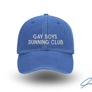 Könnte beinhalten: Blaue Baseballkappe mit dem weißen, gestickten Text "GAY BOYS RUNNING CLUB". Die Kappe hat einen gebogenen Schirm und einen verstellbaren Riemen. Die Kappe hat eine einfarbige blaue Farbe.