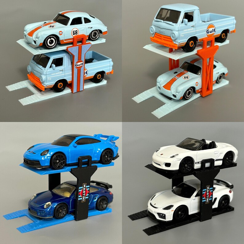 Puede incluir: Cuatro elevadores de coches de juguete con diferentes coches de juguete en ellos. Los elevadores est&aacute;n hechos de pl&aacute;stico y tienen un esquema de colores azul y naranja. Los coches son todos de diferentes marcas y modelos, incluyendo un Porsche, un Volkswagen y un Ford.