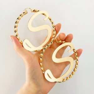 Pendientes de letra inicial, Aros de letra personalizados, Pendientes de aro giratorios más grandes, Pendientes de aro con nombre de oro, Aros con nombre personalizado, Regalo para el mejor amigo