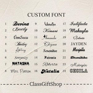 K&ouml;nnte beinhalten: Eine Tabelle mit 24 verschiedenen Namen, die in verschiedenen benutzerdefinierten Schriftarten geschrieben sind. Die Namen sind von 1 bis 24 nummeriert. Die Tabelle tr&auml;gt den Titel "CUSTOM FONT" und hat den Text "ClassGiftShop" am unteren Rand.