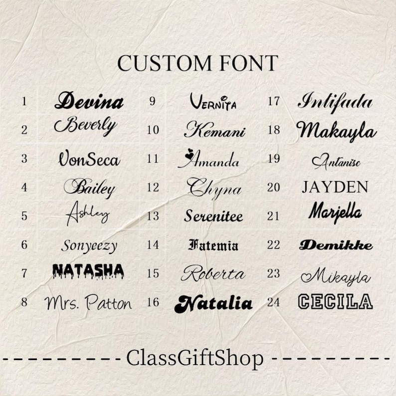 K&ouml;nnte beinhalten: Eine Tabelle mit 24 verschiedenen Namen, die in verschiedenen benutzerdefinierten Schriftarten geschrieben sind. Die Namen sind von 1 bis 24 nummeriert. Die Tabelle tr&auml;gt den Titel "CUSTOM FONT" und hat den Text "ClassGiftShop" am unteren Rand.
