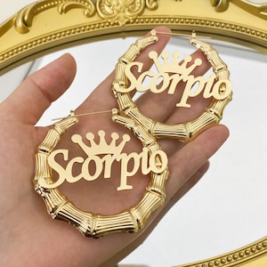 Orecchini con nome personalizzati con corona, orecchini in bambù con nome, orecchini personalizzati, orecchini in bambù dorati, orecchini a cerchio con nome, gioielli personalizzati