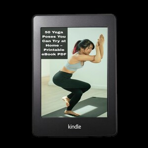 Könnte beinhalten: Ein Kindle E-Reader, der ein Buchcover mit dem Titel "50 Yoga Poses You Can Try at Home - Printable eBook PDF" anzeigt. Das Cover zeigt eine Frau in einem grauen Tanktop und schwarzen Leggings, die eine Yoga-Pose auf einer schwarzen Matte ausführt.