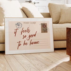 Feels So Good To Be Home, Vintage Postkarte Poster, Trendige Wohnung Ästhetische Wandkunst Retro Horizontaler Druck Niedliches Girly Raumdekor, Digital