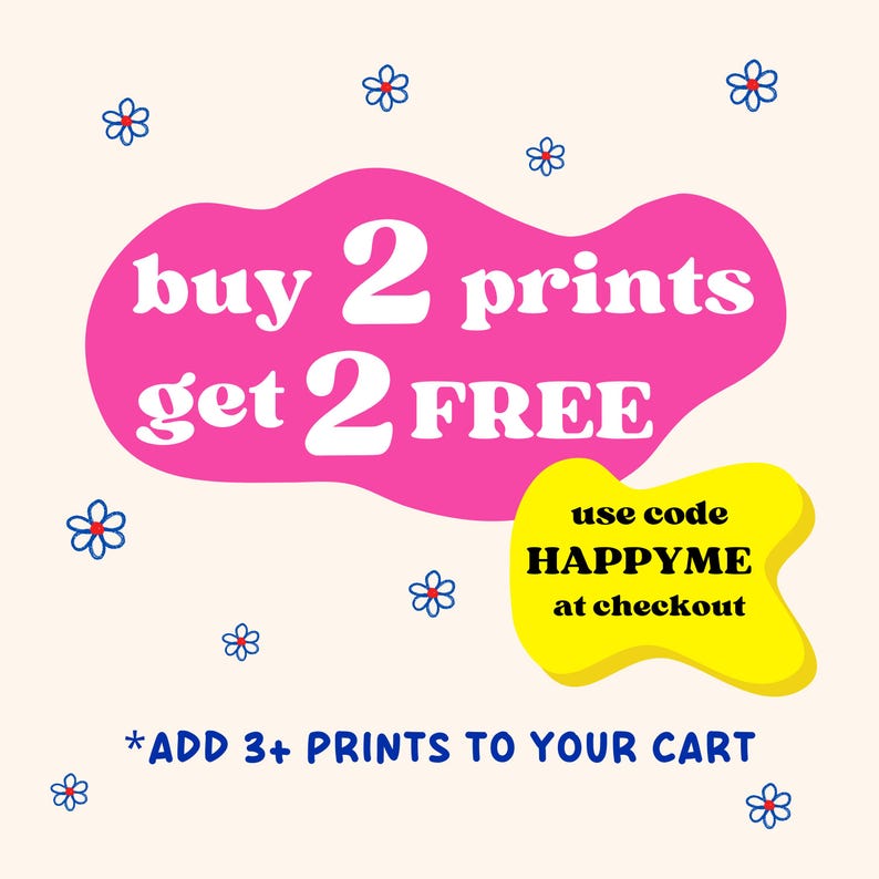 K&ouml;nnte beinhalten: Eine cremefarbene Grafik mit kleinen blauen und roten Blumen-Icons. Ein gro&szlig;er pinker Klecks enth&auml;lt den wei&szlig;en Text "buy 2 prints get 2 FREE". Ein kleinerer gelber Klecks zeigt den schwarzen Text "use code HAPPYME at checkout". Der untere Text lautet "*ADD 3+ PRINTS TO YOUR CART".