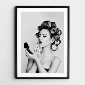 Arte mural de maquillaje de It Girl, impresión de maquillaje de mujer en blanco y negro, fotografía de moda vintage, póster estético feminista, decoración de pared de moda con lápiz labial