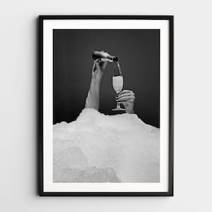 バスタブでワインを飲む女性のウォールアート、白黒プリント、フェミニストポスター、アルコールウォールアート、ヴィンテージバーカートプリント、レトロな壁装飾