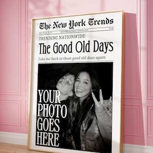 Pode incluir: Uma impressão emoldurada com um design de jornal. A manchete diz "The New York Trends" e "The Good Old Days". A impressão inclui uma foto em preto e branco e o texto "YOUR PHOTO GOES HERE."