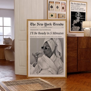 K&ouml;nnte beinhalten: Drei gerahmte Drucke mit Zeitungsmotto. Der gr&ouml;&szlig;te Druck zeigt die Schlagzeile "The New York Trends" und den Text "I'll Be Ready in 5 Minutes". Die anderen Drucke zeigen Spielkartenmotive und die Schlagzeile "The New York Trends."