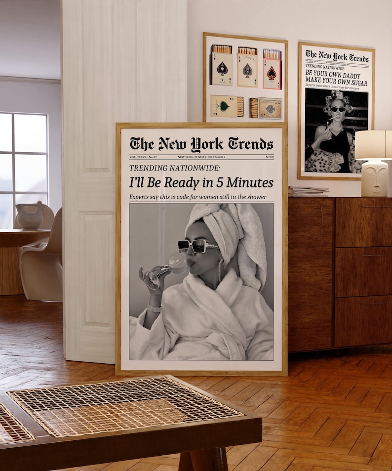K&ouml;nnte beinhalten: Drei gerahmte Drucke mit Zeitungsmotto. Der gr&ouml;&szlig;te Druck zeigt die Schlagzeile "The New York Trends" und den Text "I'll Be Ready in 5 Minutes". Die anderen Drucke zeigen Spielkartenmotive und die Schlagzeile "The New York Trends."