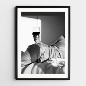 ベッドでワインを飲む女性のウォールアート、白黒プリント、ビンテージ写真、フェミニストポスター、アルコールアート、バーカートプリント、レトロな壁装飾