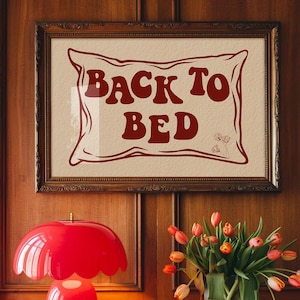 Back to Bed Mid Century Print, Retro Schlafzimmer Poster, trendiges rotes ästhetisches Dekor, Typografie Print, Vintage Schlaf Poster, Wohnheim Dekor