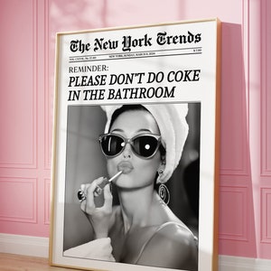 Modny nadruk w gazecie, sztuka ścienna New York Times, nie bierz kokainy w łazience, magazyn retro, zabytkowy wózek barowy, dekoracja pokoju w akademiku It Girl