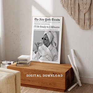 K&ouml;nnte beinhalten: Ein gerahmter Schwarz-Wei&szlig;-Druck mit dem Text "The New York Trends" und "I'll Be Ready in 5 Minutes". Das Bild zeigt eine Person im Bademantel und Sonnenbrille. Die Worte "DIGITAL DOWNLOAD" stehen unten.