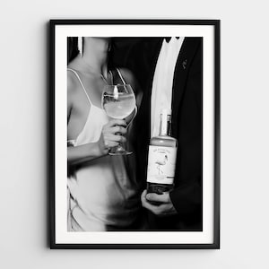 ロサンゼルスでジンを飲むカップルのウォールアート、白黒プリント、フェミニストポスター、アルコールアート、ヴィンテージバーカートプリント、レトロなウォールデコレーション