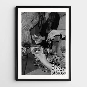 Kobiety pijące wino Sztuka ścienna, czarno-biały wydruk, plakat feministyczny, sztuka ścienna z alkoholem, wydruk na wózku barowym w stylu vintage, dekoracja ścienna w stylu retro, sztuka imprezowa