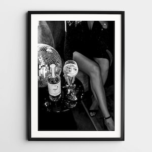 ジンを飲む女性のウォールアート、ワインの白黒プリント、フェミニストポスター、アルコールのウォールアート、ヴィンテージバーカートのプリント、レトロなウォールデコレーション