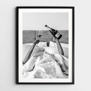 ベッドでワインを飲む女性のウォールアート、白黒プリント、フェミニストポスター、アルコールウォールアート、ヴィンテージバーカートプリント、レトロな壁装飾