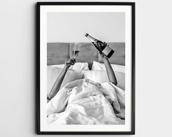 Frau trinkt Wein im Bett Wandkunst, schwarz weiß Druck, feministische Poster, Alkohol Wand Kunst, Vintage Bar Warenkorb Druck, Retro Wand Dekoration