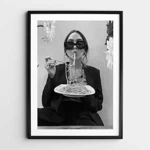 パスタを食べるイタリア人女性のウォールアート、スパゲッティを食べるヴィンテージ女性白黒プリントフェミニストポスター面白い女性アートレトロウォールデコレーション