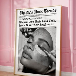 以下が含まれることがあります： 「The New York Trends」というタイトルの新聞の額入り白黒プリント。見出しには「TRENDING NATIONWIDE: Women Love Their Lash Tech, More Than Their Boyfriends」と書かれています。画像は、まつげエクステの手順中の人の目のクローズアップを示しています。