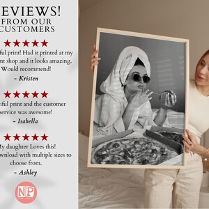 Pu&ograve; includere: Stampa incorniciata in bianco e nero con una donna con occhiali da sole e un asciugamano, che mangia spaghetti e pizza. La stampa &egrave; tenuta da una persona. La stampa ha il testo "REVIEWS! FROM OUR CUSTOMERS".