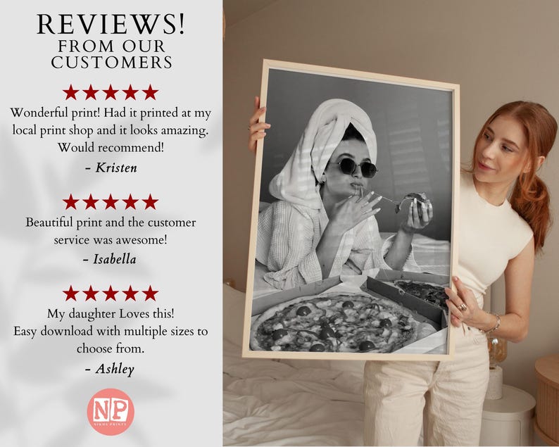 Pu&ograve; includere: Stampa incorniciata in bianco e nero con una donna con occhiali da sole e un asciugamano, che mangia spaghetti e pizza. La stampa &egrave; tenuta da una persona. La stampa ha il testo "REVIEWS! FROM OUR CUSTOMERS".