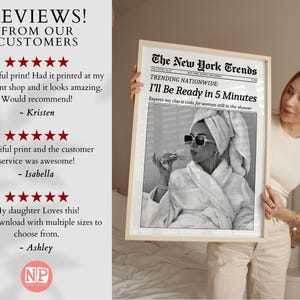 K&ouml;nnte beinhalten: Ein gerahmter Schwarz-Wei&szlig;-Druck mit einer Frau im Bademantel, Handtuch und Sonnenbrille, die ein Glas h&auml;lt. Der Druck ist eine gef&auml;lschte Zeitung mit dem Titel "The New York Trends" mit der Schlagzeile "I'll Be Ready in 5 Minutes."