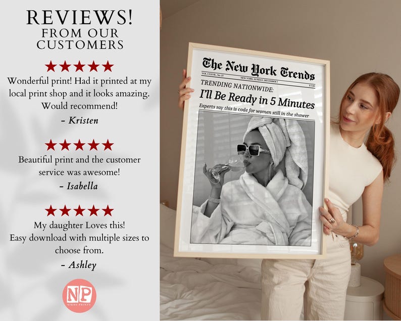 K&ouml;nnte beinhalten: Ein gerahmter Schwarz-Wei&szlig;-Druck mit einer Frau im Bademantel, Handtuch und Sonnenbrille, die ein Glas h&auml;lt. Der Druck ist eine gef&auml;lschte Zeitung mit dem Titel "The New York Trends" mit der Schlagzeile "I'll Be Ready in 5 Minutes."
