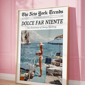 以下が含まれることがあります： 「The New York Trends」というタイトルの雑誌の表紙で、見出しは「DOLCE FAR NIENTE: The Sweetness of Doing Nothing」です。表紙には、白いビキニを着た女性が青い海を背景に岩だらけの海岸に立っている写真が掲載されています。