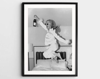 Väggkonst med kvinna med champagne, svartvitt tryck, feministisk affisch med glad kvinna, alkoholkonst, vintagetryck med barvagn, retro väggdekor