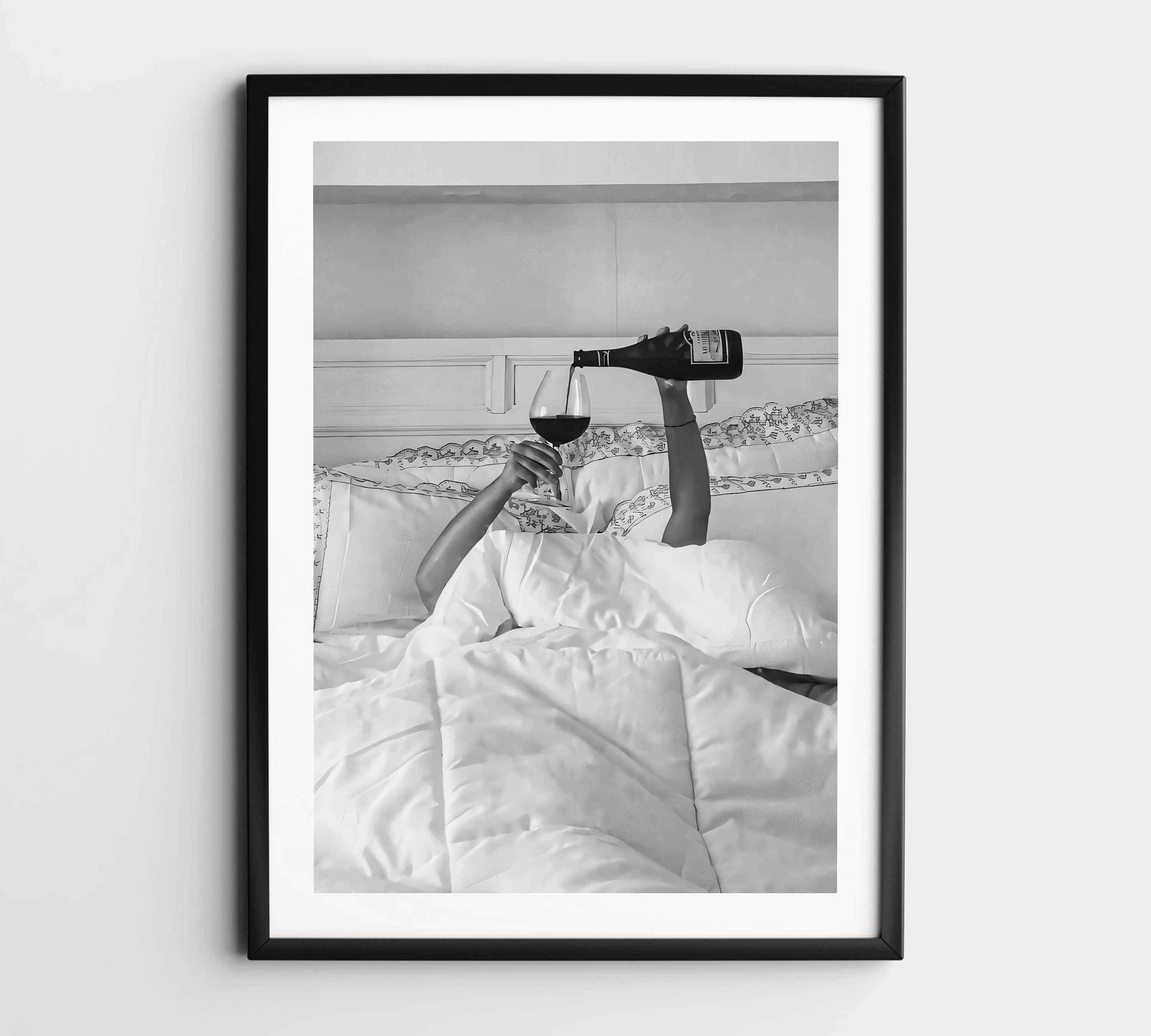 Frau trinkt Wein im Bett Wandkunst, schwarz weiß Druck, feministische Poster, Alkohol Wand Kunst, Vintage Bar Warenkorb Druck, Retro Wand Dekoration