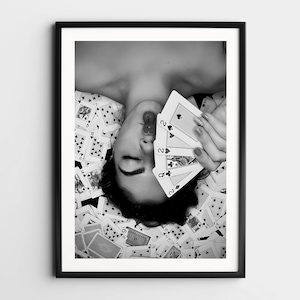 Vrouw speelkaarten kunst aan de muur, zwart-wit print, vintage foto, feministische poster, schoppenaas kunst, barwagen print, retro wanddecoratie