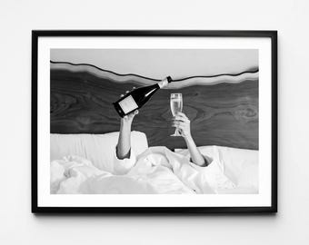 Frau trinkt Wein im Bett Wandkunst, schwarz weiß Druck, feministisches Poster, Alkohol Wandkunst, Frauen essen Pasta Kunst, Retro Wanddekor