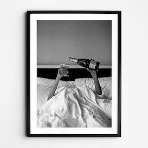ベッドでワインを飲む女性のウォールアート、白黒プリント、フェミニストポスター、アルコールウォールアート、ヴィンテージバーカートプリント、レトロな壁装飾