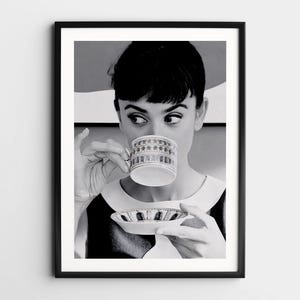 Audrey Hepburn dricker kaffe väggkonst, svartvitt tryck, vintagefoto, klassisk Hollywoodkonst, kvinna väggdekor, retro studentrumskonst