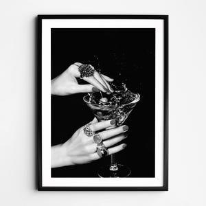 マティーニを飲む女性のウォールアート、白黒プリント、フェミニストポスター、カクテルアルコールウォールアート、ヴィンテージバーカートプリント、レトロなウォールデコレーション